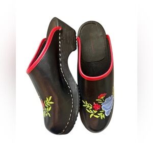 Hanna Andersson Women’s Euro 40 Black Red Hand Painted Leather Clogs